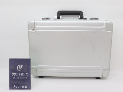 ゼロハリバートンのダイヤルロック付きキャリーケース