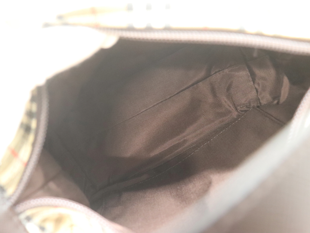 バーバリーのノバチェックハンドバッグ内側