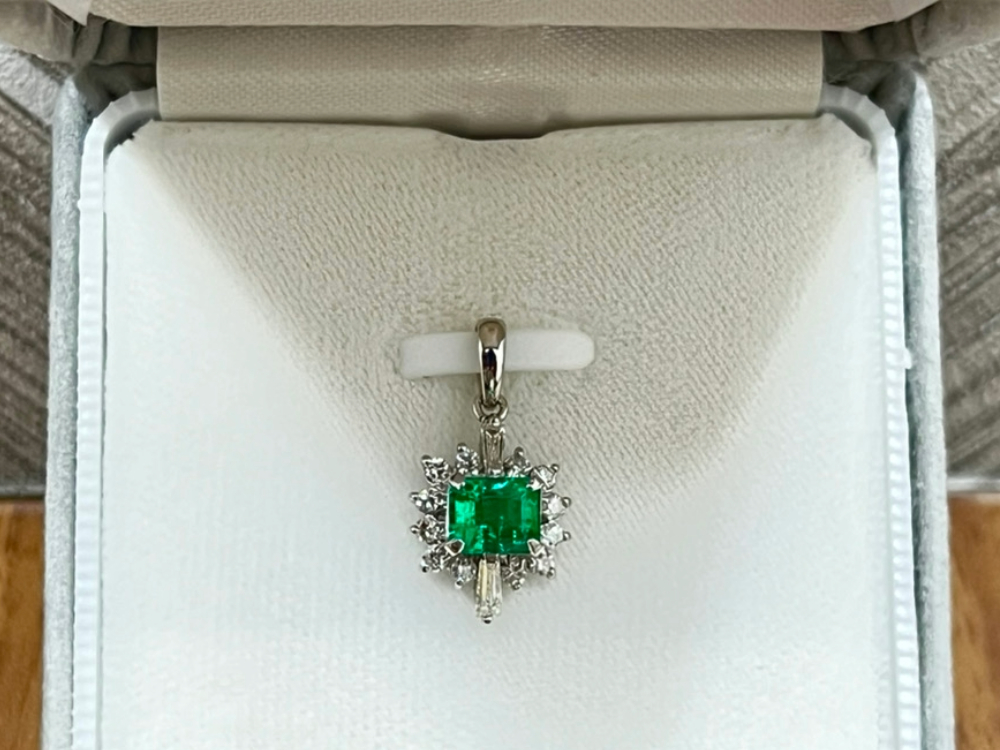 プラチナのエメラルドダイヤトップ全体