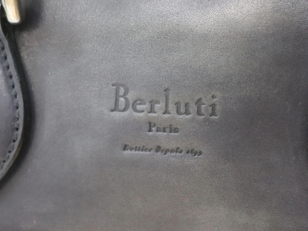 ベルルッティのブリーフケース刻印