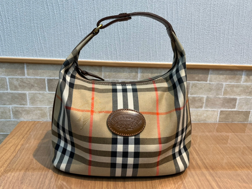 古いバーバリーズのチェックハンドバッグ正面