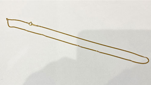 変色している金K18ネックレス全体