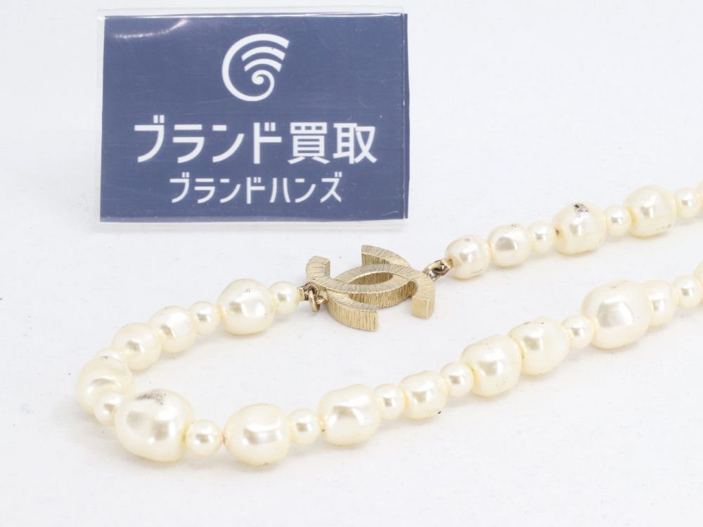 シャネルのフェイクパールネックレス全体